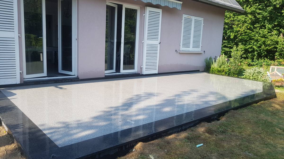 Terrasse en granit ab&icirc;m&eacute;e : faut-il tout refaire ou peut-on la r&eacute;nover par &eacute;tapes ? Montb&eacute;liard