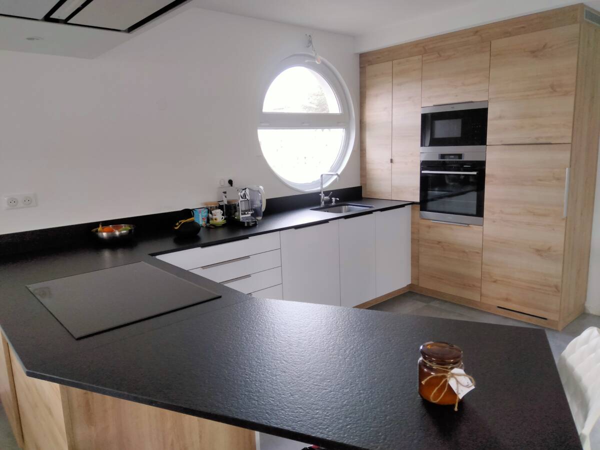 Plan de travail en granit vs céramique : lequel choisir pour une cuisine fonctionnelle ? Colmar